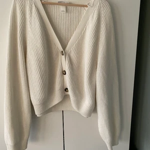 Monki cardigan strl L - Vit kofta från Monki. Väldigt fint skick!!! 
