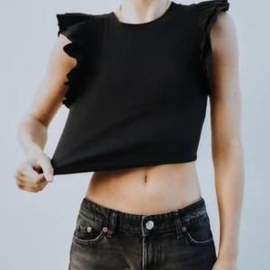 zara topp - säljer denna fina t-shirt från zara😍 bara använd ett fåtal gånger och bra skick✨
