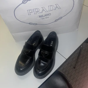 Prada loafers - Jättesnygga prada loafers i bra skick! Nypris 8800. Knappt använda, och ända tecknet på användning är lättare creasning vid tårna. Jättesnygga och passar till i princip allt!
