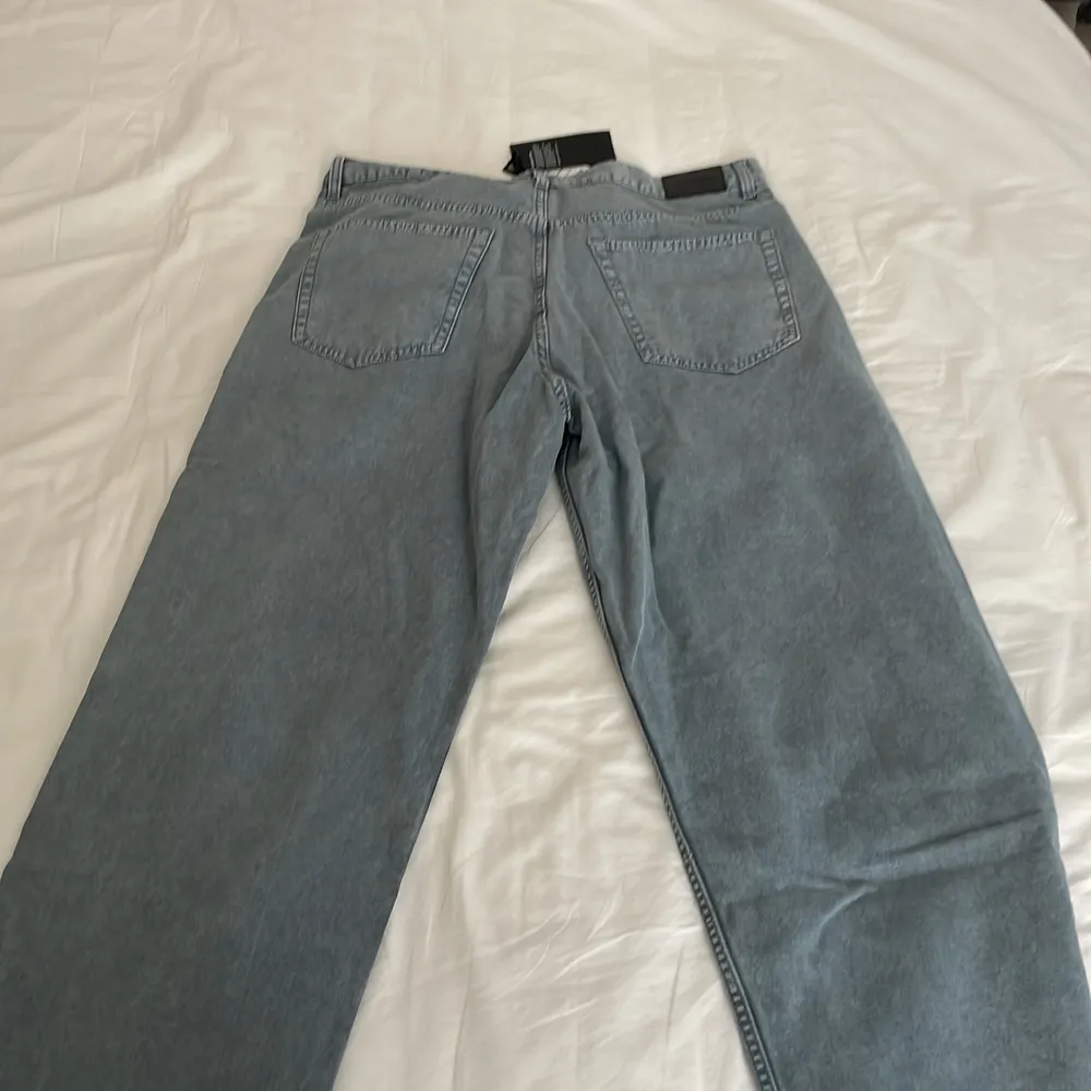Aldrig använda helt nya! Weekday galaxy jeans i en blå grå färg. Rätt tunna i tyget, skönt på lite kallare sommardagar? Storlek 33. Jeans & Byxor.