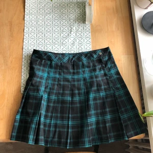 Rutig H&M kjol strl 40 - Jätte fin rutig kjol från H&M till salu eftersom den inte används längre. tar bara betalt genom swish!!!