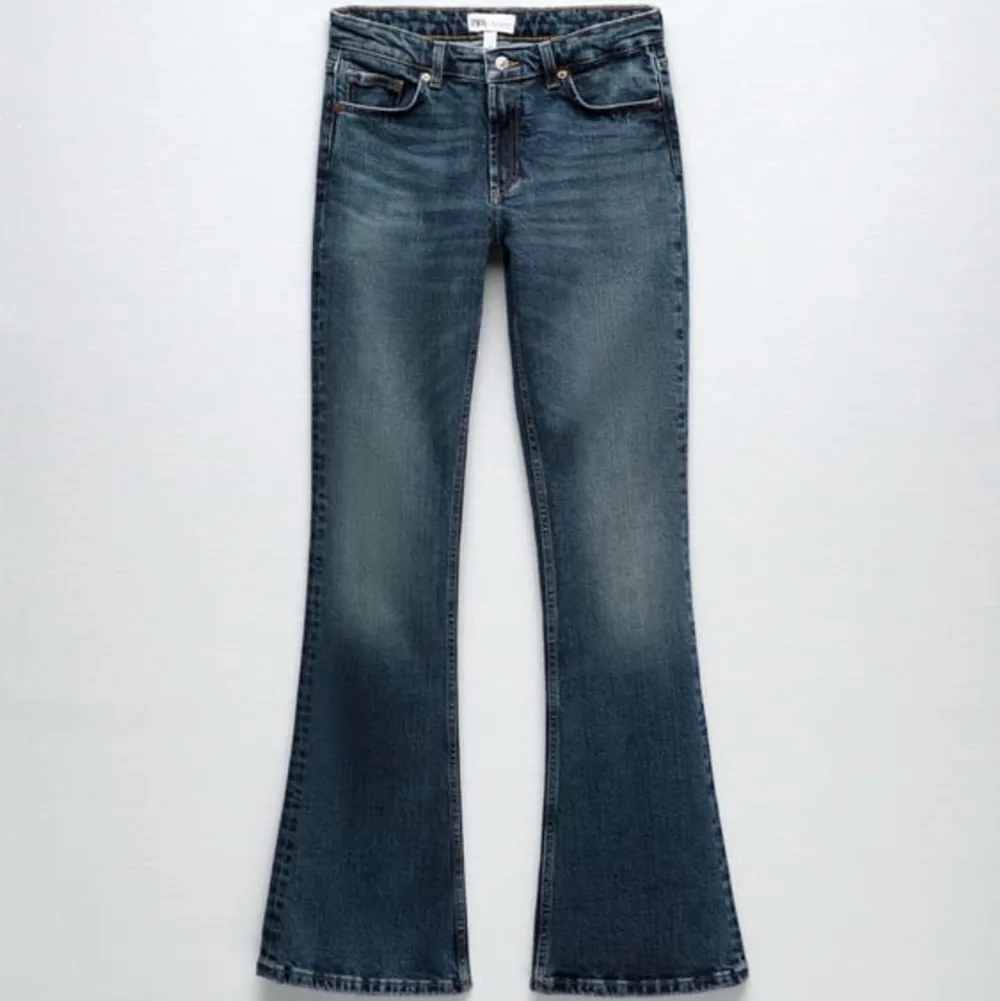 Jag säljer dessa trendiga zara low rice jeans för ett billigt pris❤️ i storlek 36. Jeansen är lite slitna där nere då dem var för långa för mig. Men dem skulle passa för någon som är runt 160-168. Jeans & Byxor.