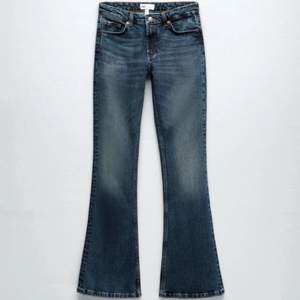 Jag säljer dessa trendiga zara low rice jeans för ett billigt pris❤️ i storlek 36. Jeansen är lite slitna där nere då dem var för långa för mig. Men dem skulle passa för någon som är runt 160-168