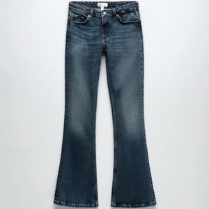 Zara jeans  - Jag säljer dessa trendiga zara low rice jeans för ett billigt pris❤️ i storlek 36. Jeansen är lite slitna där nere då dem var för långa för mig. Men dem skulle passa för någon som är runt 160-168
