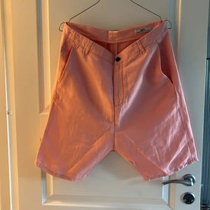 Linneshorts, HOPE - Ljusrosa linnebyxor i modell Was, som jag klippt av till shorts, därav lågt pris. Köpare står för frakt
