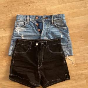 Svarta och blåa shorts😜 ett par för 75 och båda för 140 + frakten på 66kr som köparen står för💕 Super bra skick och båda är storlek 34💕 skriv för fler bilder eller vid frågor💕 det blir budgivning ifall fler är intresserade😍