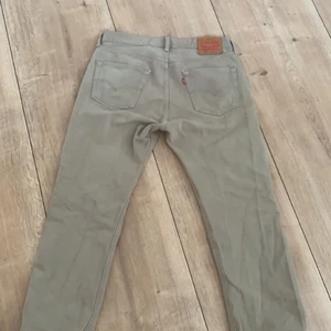 Levis Jeans  - Ett par Levis Jeans i bra skick. Dem har krympt lite i tvätten så dem är blivit lite kortare. Dem är baggy och är snygga till skate stilen! Kan skicka fler bilder om så önskas? Dem passar typ storlek 29