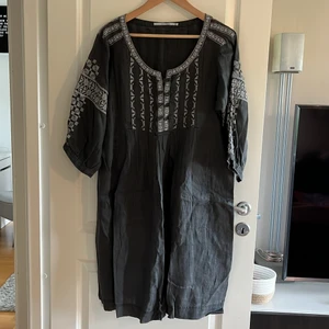 Tunika, klänning i linne från Part Two  - Tunika, klänning från Part Two Strl 40, 100% linne, vita sudda broderier på ärmar och fram, fickor Köpare står för frakt