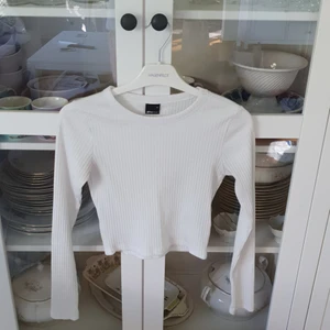 Långärmad tröja - Gina Tricot (XS) - Vit, tight, ribbstickad topp från Gina Tricot. Figurnära modell och gott skick.