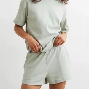 Pyjamas från H&M, storlek S - Grön pyjamas från H&M Storlek S Knappt använd 