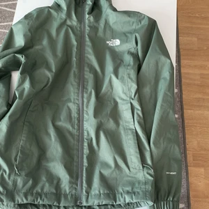 The north face - Vårjacka till killar, säljer pågrund av råka köpa två sånna, köptes förra veckan hör av för mer info eller bilder.