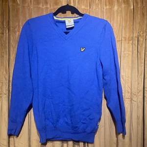 Lyle & scott pullover - Superskön Lyle scott pullover! Använd två gånger och sen legat i garderoben och skräpat. Den är i herrstorlek L och motsvarar S/M i tjejstorlek. Lilablå färg.