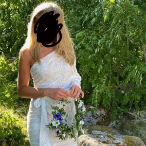 Spetsklänning - Säljer en perfekt midsommarklänning från Gina Tricot. Använd en gång och det var på midsommar💗 