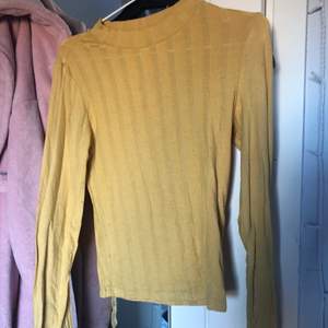 Säljer en tight gul ribbad ”aktig” tröja i storlek S💕 Säljer då jag inte använder den längre. Skriv privat för frågor eller fler bilder!