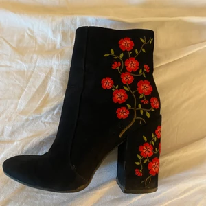 Blommiga Klackar Från Dasiq  - Dessa superfina klackar är i storlek 39. Klacken är ca 10cm hög men känslan när man har på sig dem är inte alls så höga eftersom klacken är väldigt bred och skon är ej öppen utan håller foten på plats. Priset jag köpte dom för var 1099kr. 