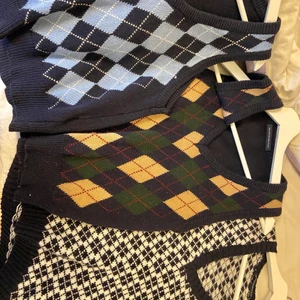 Brandy Melville västar  - Säljer dessa 3 preppiga västarna från Brandy Melville (har inte färgen på sista bilden men det är samma modell) 💕 ✨ Priset gäller alla västarna tsm✨
