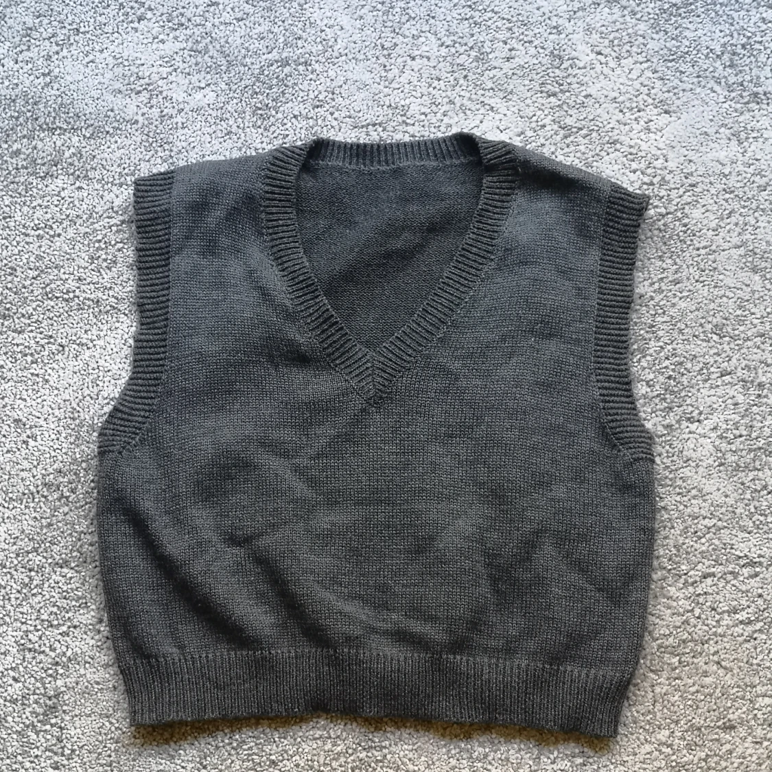 Mörkgrå sticakd väst