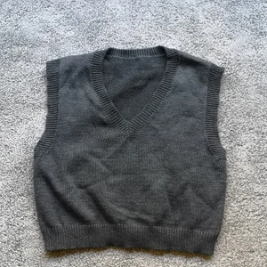 Mörkgrå sticakd väst - Jag säljer denna jättefina västen från shein då den tyvär inte kommer till användning. Modellen på västen är något kortare. Det finns inga fel på plagget :) 