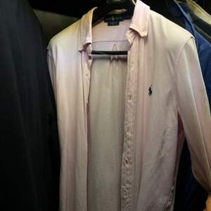 Säljer en oanvänd rosa Ralph Lauren skjorta, stilig till sommaren. Storlek S