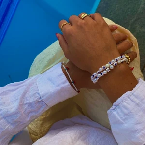 Pärlarmband - Säljer dessa sjukt fina egengjorda pärlarmband. Görs efter beställning så kan göras i många modeller och färger. ❤️❤️ Armband med bara blommor elr varannan pärla - 69kr, några blommor - 59kr, endast pärlor - 35kr, frakt 13kr. Kan göras i halsband.❤️ egenbild