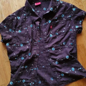Kortärmad skjorta Levi's, storlek L  - Skjorta från Levi's i storlek L men passar fint på mig som vanligtvis har S och gillar kläder som ej är åtsittande. Superfint broderade blommor och passar till allt🦋