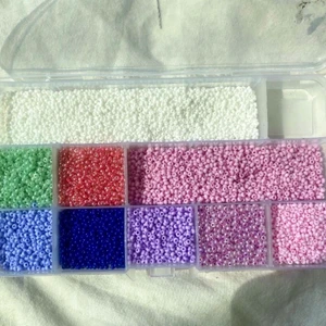 costume made  - Vi har otroligt mycket pärlor i alla möjliga färger. Därför kan man skicka bild eller beskriva vad man önskar för oss och då kan vi fixa det. Priset varierar beronde på modell, se andra inlägg för att se vad priset ligger på där 💗 Frakten ligger på 13kr💓