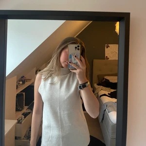 stickad väst - jätte fin beige stickad väst från zara med polo krage. säljer pga att jag inte har användning av den längre. köparen står för frakt