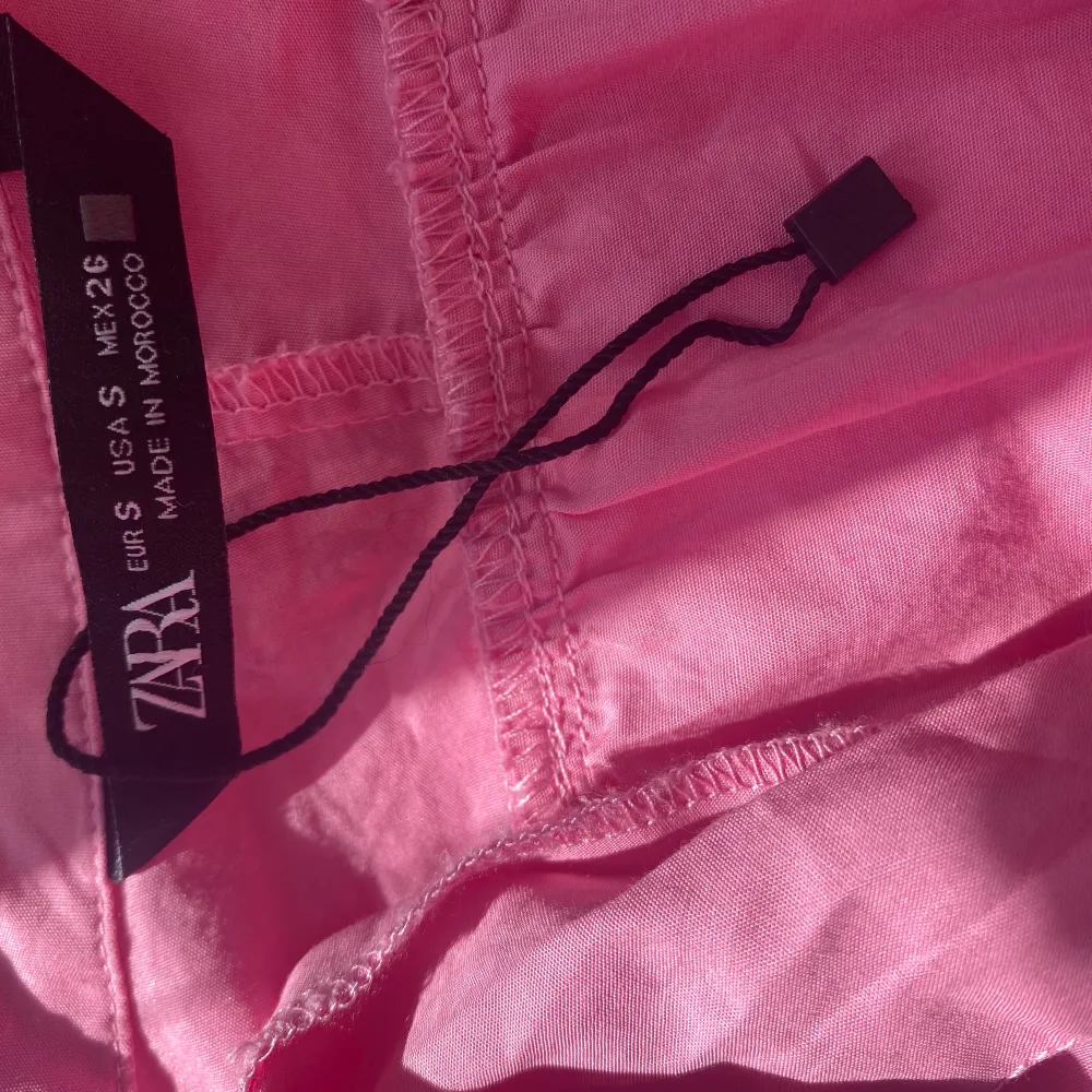 Säljer denna rosa klänning från zara. Den är verkligen super fin men har inte andvpnt den så särskilt mycket så därför säljer jag den💗💗. Den är bara andvönd ett par få gånger, kom privat för att se fler bilder💗. Klänningar.