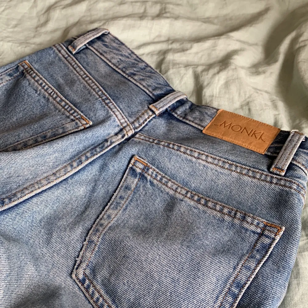 Ett par högmidjade jeans ifrån monki i storlek 24. De är i väldigt fint skick, Säljer pga att de inte passar längre. Säljs för 60kr plus frakt. . Jeans & Byxor.