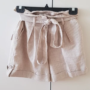 Shorts - Lite högre i midjan, går att vika upp om man vill ha kortare. Strl 38 