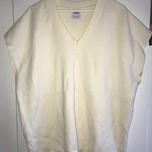 Zara stickad väst - Stickad väst från zara. Stor i storleken.