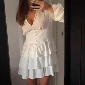 zara klänning - säljer denna klänning i storlek xs från zara, helt oanvänd med lapp kvar