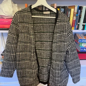 Vintage kofta  - Vintage kosta i fint mönster. Mycket tjockt material. Väldigt varm 