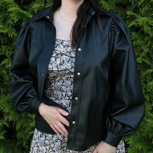 Läder skjorta - Sjukt fin läder skjorta från Zara. Mötes upp i Linköping, annars står du för frakten 