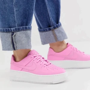 Nike Rosa  - Söker 