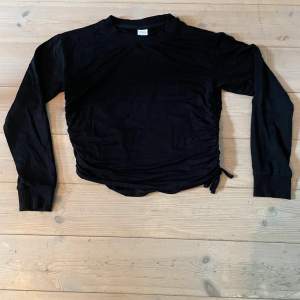 Fin svart tröja med knytningar på sidan, fint skick, 80kr + frakt