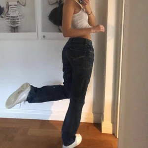 Levis jeans med hål - Snygga lågmidjade mörkblåa jeans. Straight fit och passar på mig som är 177 cm lång. Levis jeans. Frakt ingår i priset!💙