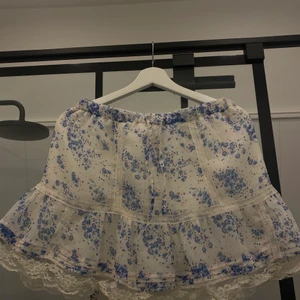 Söt kjol  - Söt kjol från h&m i strl 38, mer som en 36:a Den är i fint skick 