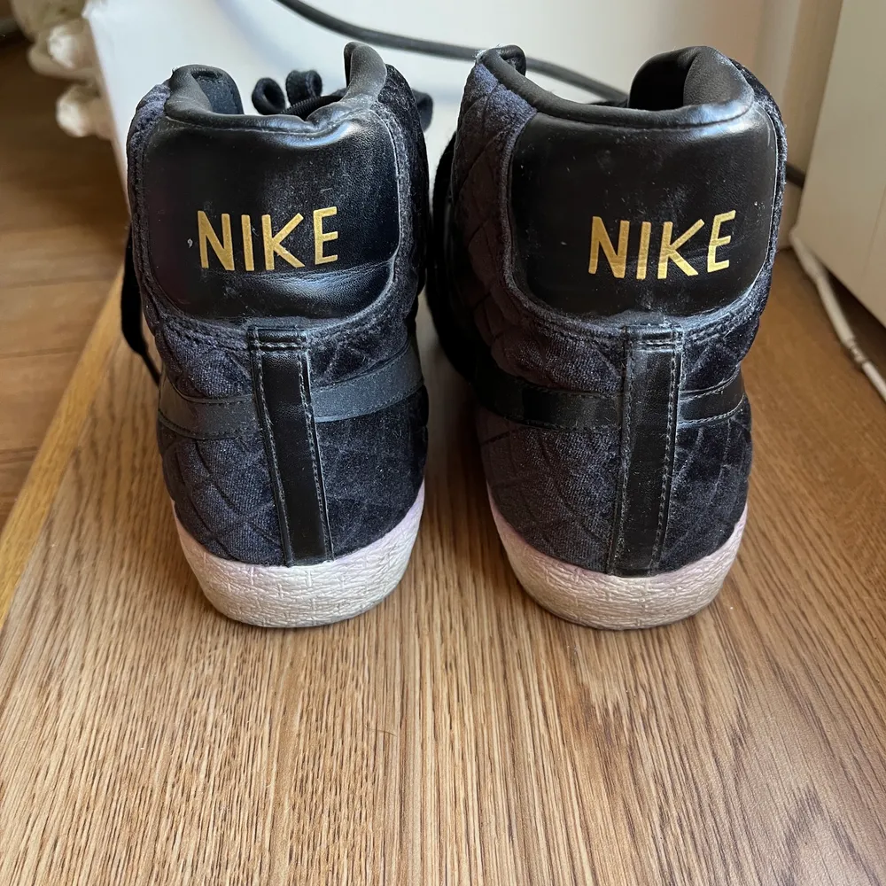 Otroliga Nike sneakers i svart sammet. Köpte dom i London för 10 år sen men knappt använda 😭 storlek EUR 40, UK 6, US 8.5. Skor.