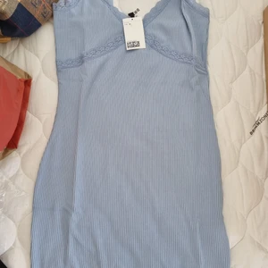Ljusblå ribbad klänning - Från h&m. Helt oanvänd, prislapp kvar. 