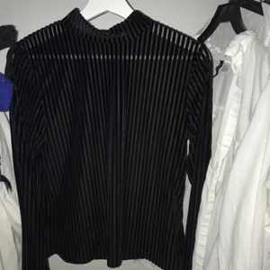 Svart velvettröja - Halv seethrough tröja, aldrig använd<3 