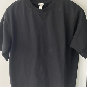 Hm t-shirt strl S - Svart kraftig T-shirt från hm. Fint skick andvänd fåtal gånger. 