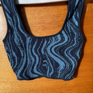 Monki topp - Vacker topp från monki, passar perfekt nu till sommarn! ☀️❤️ Storlek xxs, om du vill ha fler bilder eller har några frågor tveka inte att kontakta oss! 💗