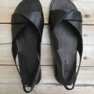 Sandaler i äkta skinn som är använda 3-4 gånger. Säljer pga för liten storlek. Säljs fortfarande på hemsidan. 