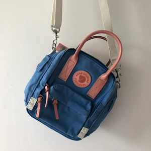 Acne studios x Fjällräven väska  - Liten väska från Acne Studios samarbete med Fjällräven. Väskan är knappt använd så i gott skick. Köptes för 1200kr. Vid intresse kan fler bilder skickas! Kan mötas i Stockholm annars står köparen står för frakten 