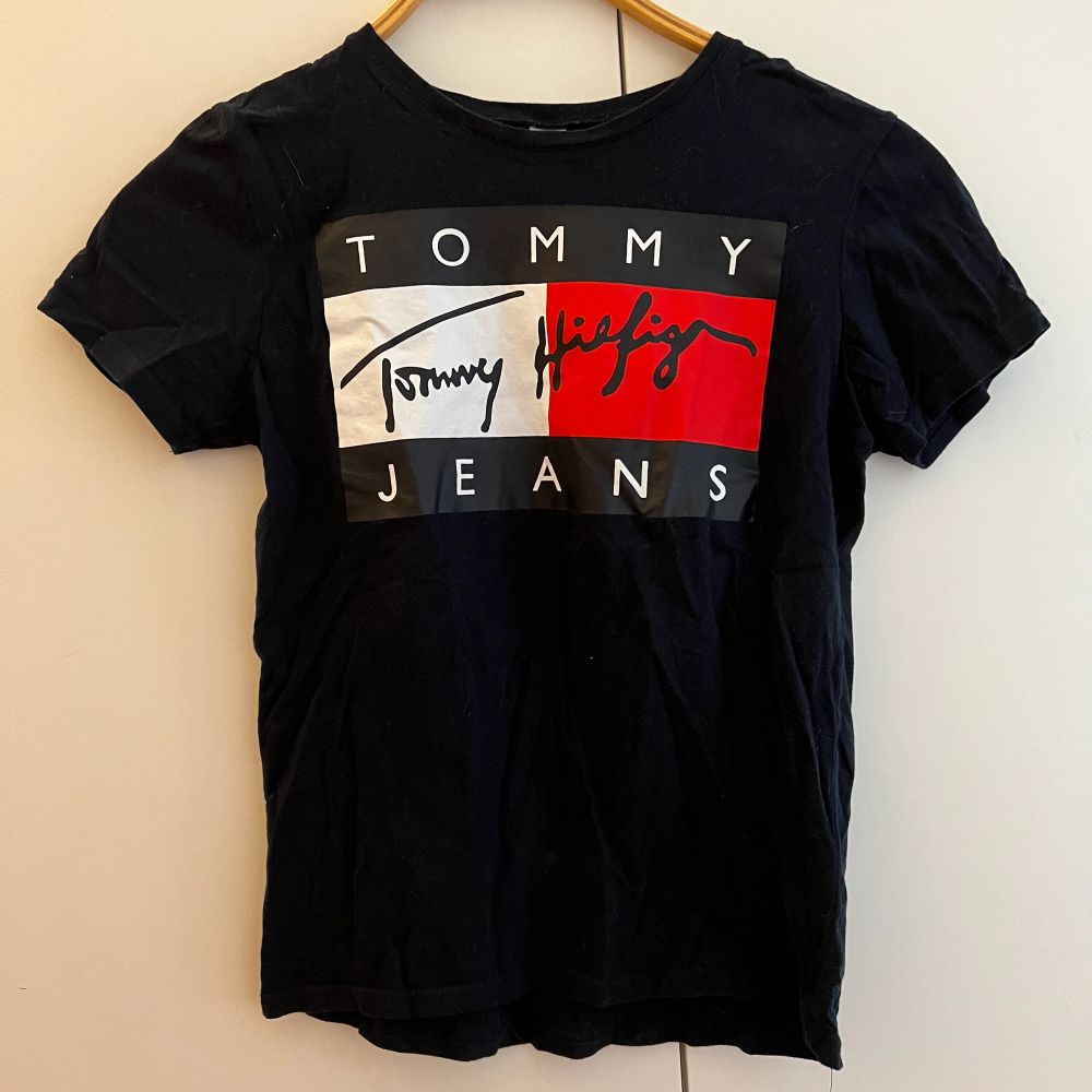 T-shirt. Fake-märke med Tommy Hilfiger logga. T-shirts.