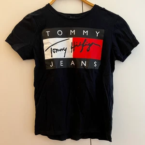 T-shirt med tryck  - T-shirt. Fake-märke med Tommy Hilfiger logga