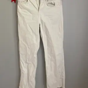Fina vita jeans från Na-kd. Storlek 34. Inga fläckar knappt använda. 