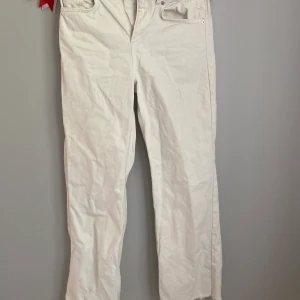 Jeans från NA-KD - Fina vita jeans från Na-kd. Storlek 34. Inga fläckar knappt använda. 