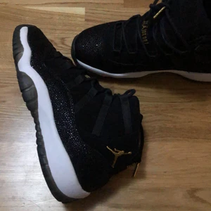 Jordan 11 Heiress Black Stingray Stl 39 🤩 - Dessa är i toppen skick 9/10 det ända minuset är att dessa inte har någon medföljande box 😬 skit snygga och bekväma skor passar tulk basketen men lika så för en stilren look✨